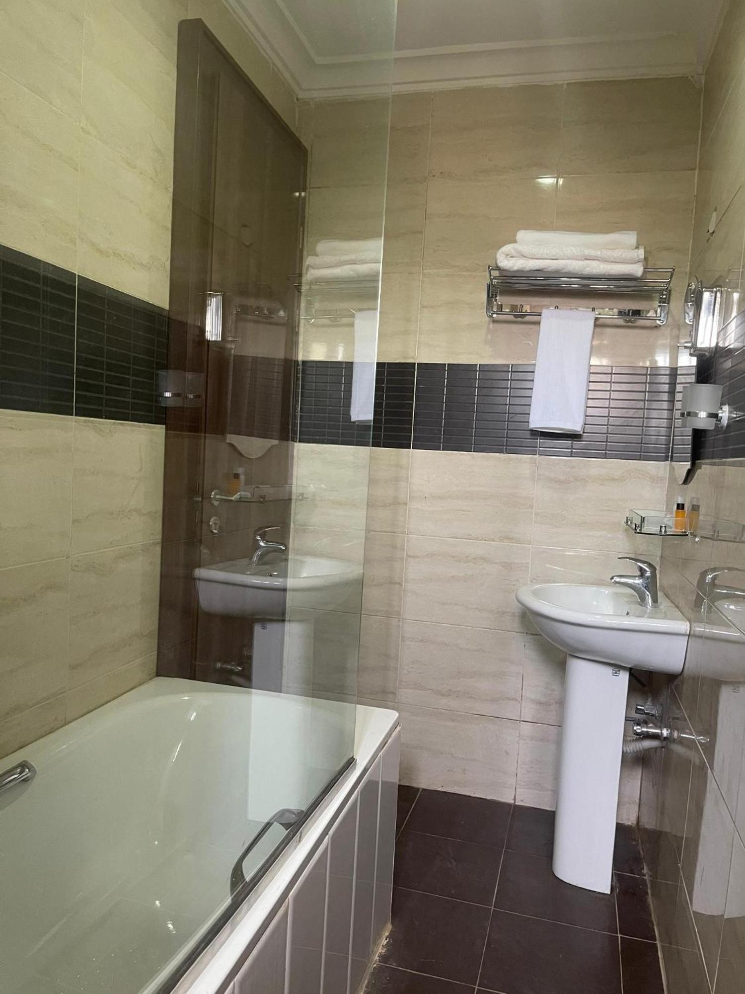 Aa Hotel And Suites 阿布贾 外观 照片